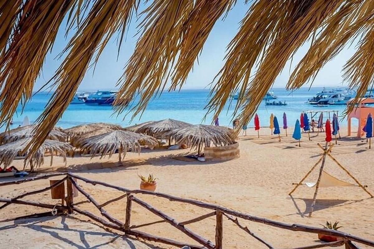 plaža z nekaj slamnatimi senčniki in ocean