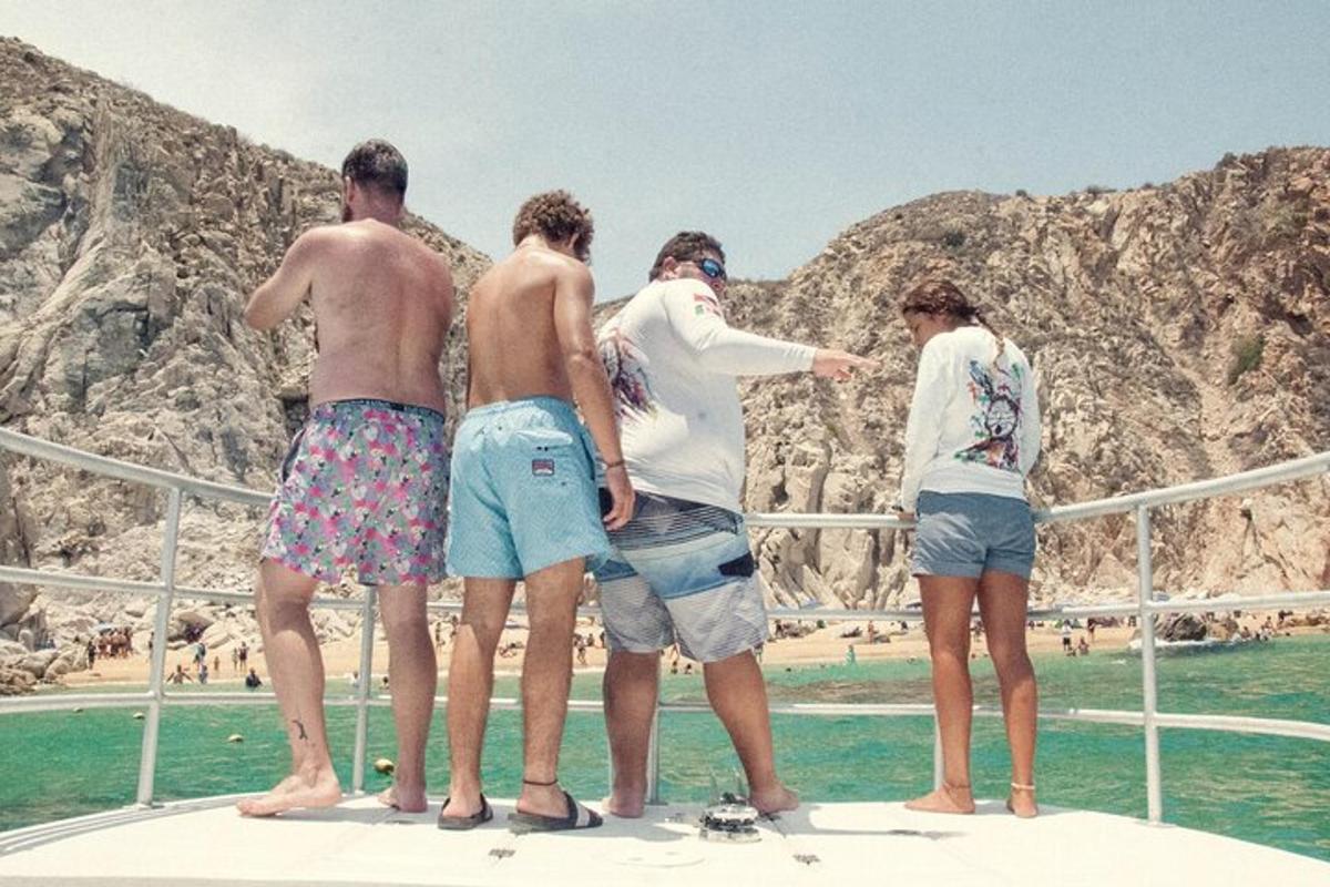 eine Gruppe von Menschen steht auf einem Boot in der Nähe des Wassers