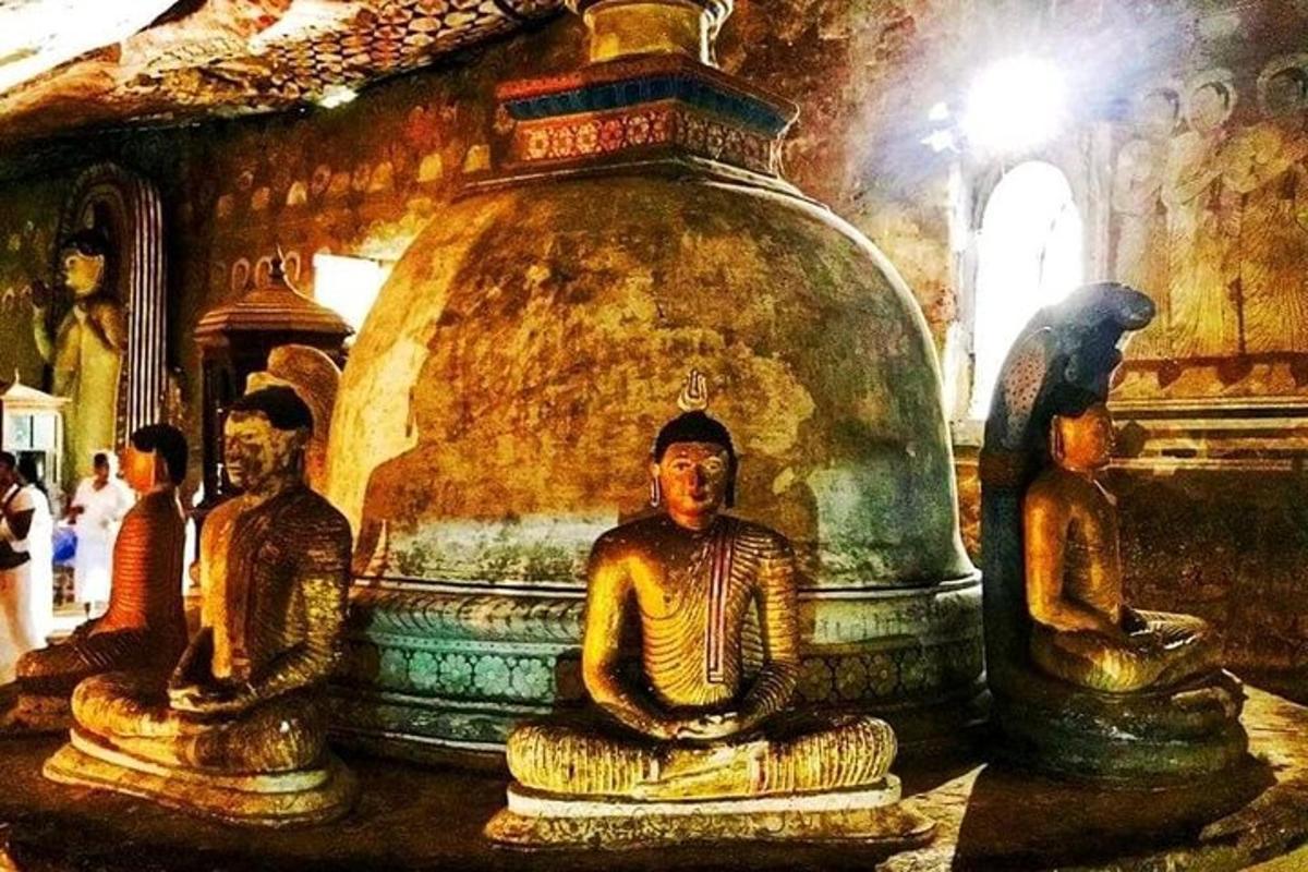 um grupo de estátuas sentadas sobre uma mesa em uma caverna