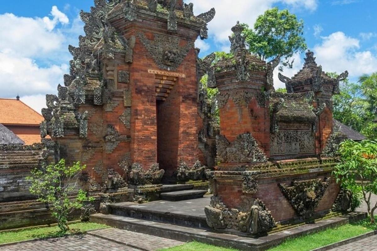 một tòa nhà gạch cũ với kiến trúc trang trí công phu
