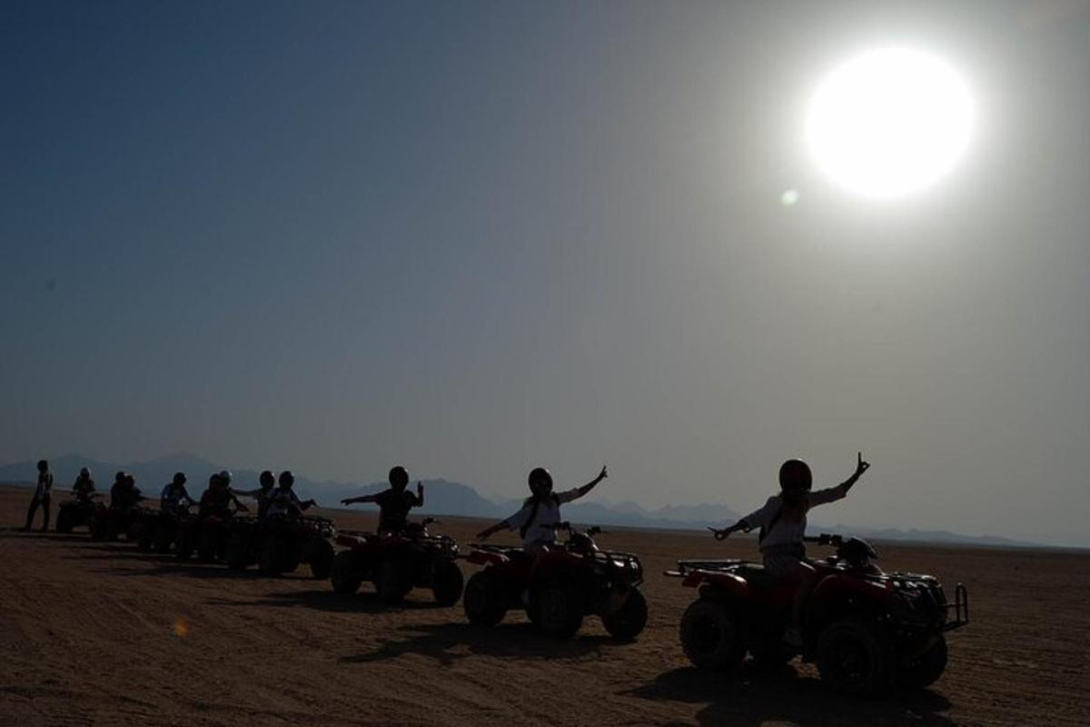 egy csoport ember ATV-ken a sivatagban