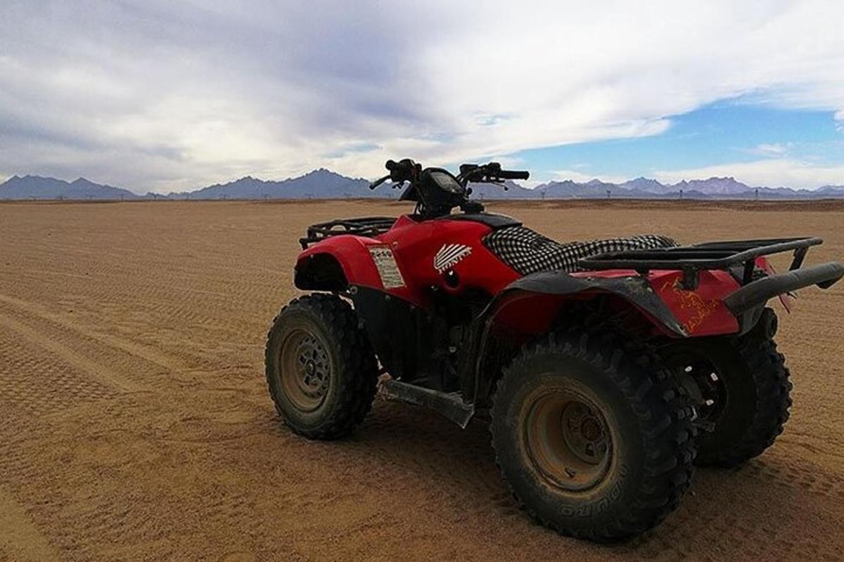 egy piros ATV a sivatag közepén