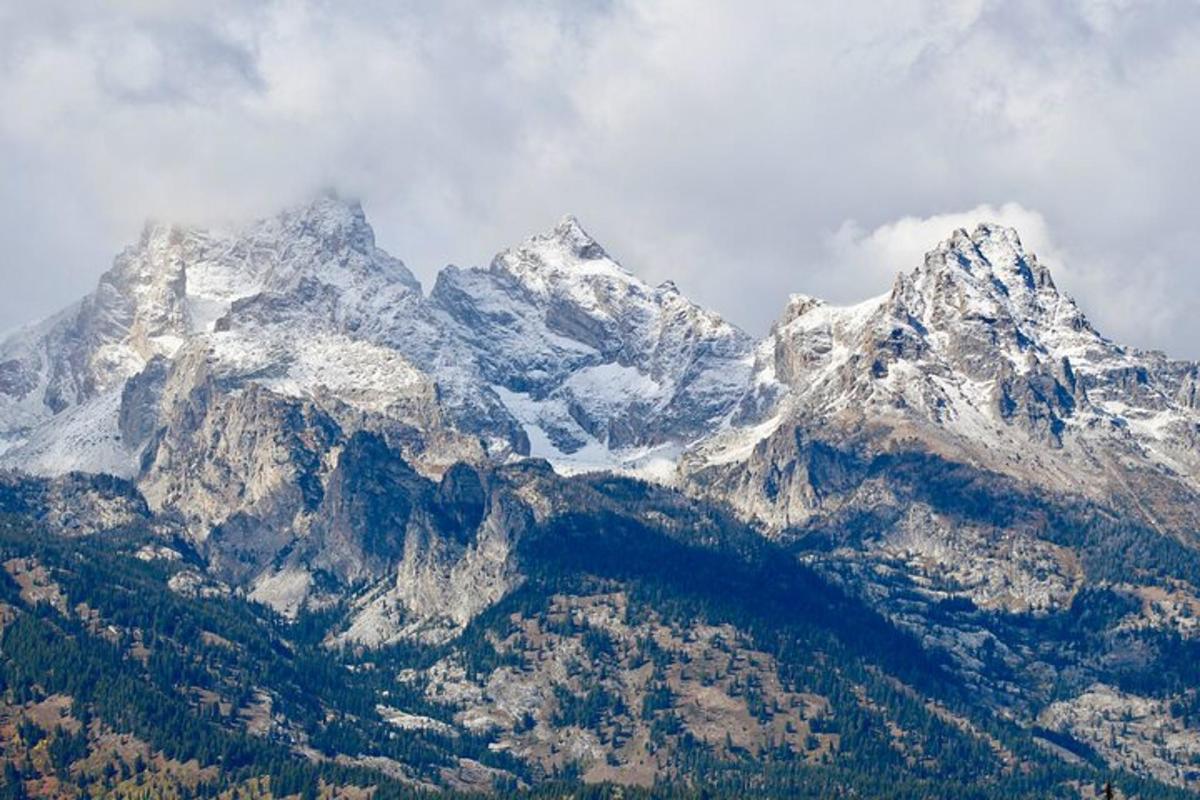una catena montuosa con montagne innevate