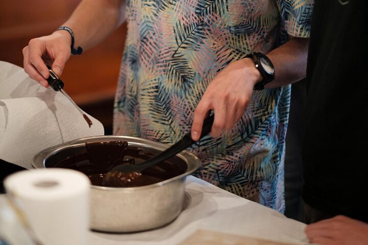 isang taong hinahalo ang isang palayok na may spatula