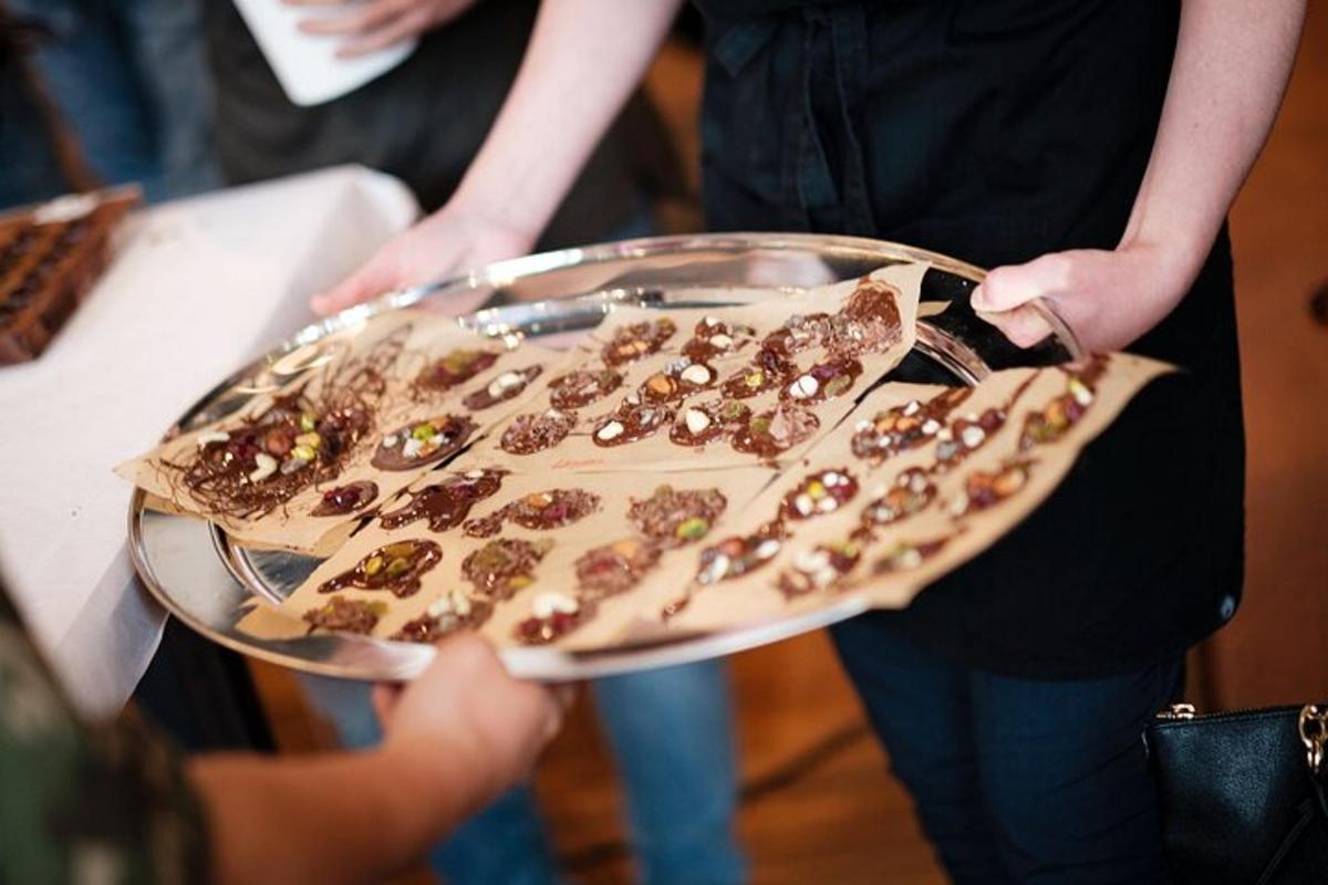 en person, der holder en pizza på en bakke