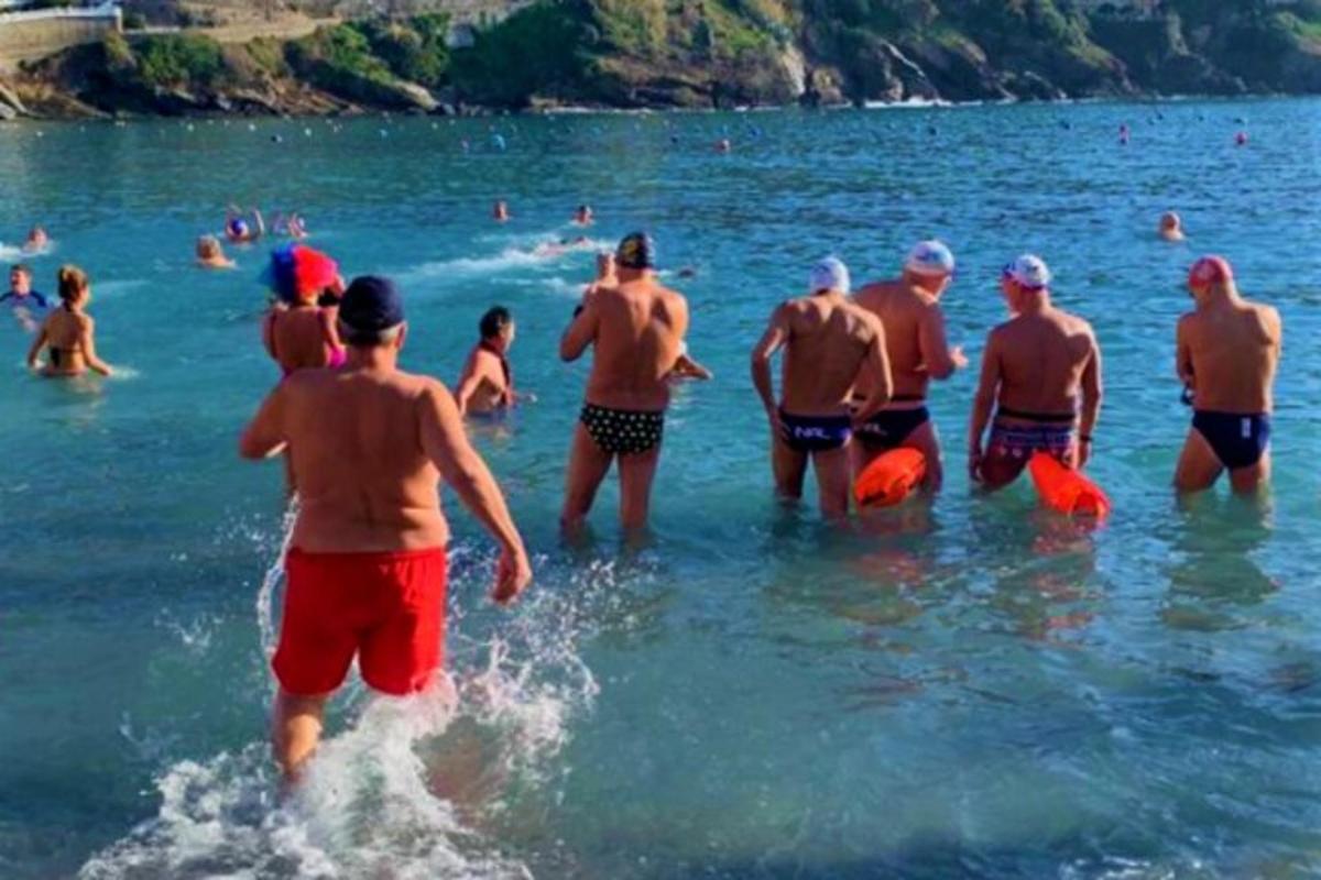 μια ομάδα ανθρώπων στο νερό σε μια παραλία