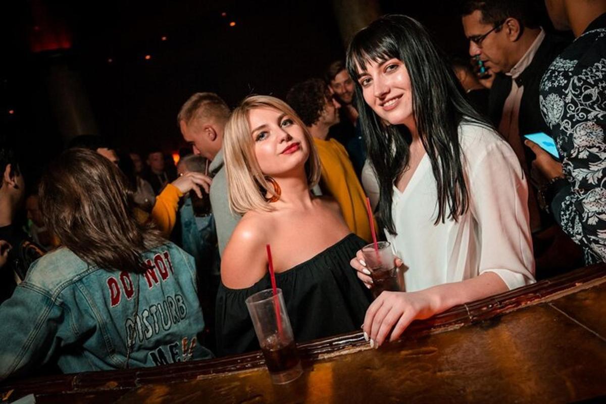 un paio di donne in piedi al bar