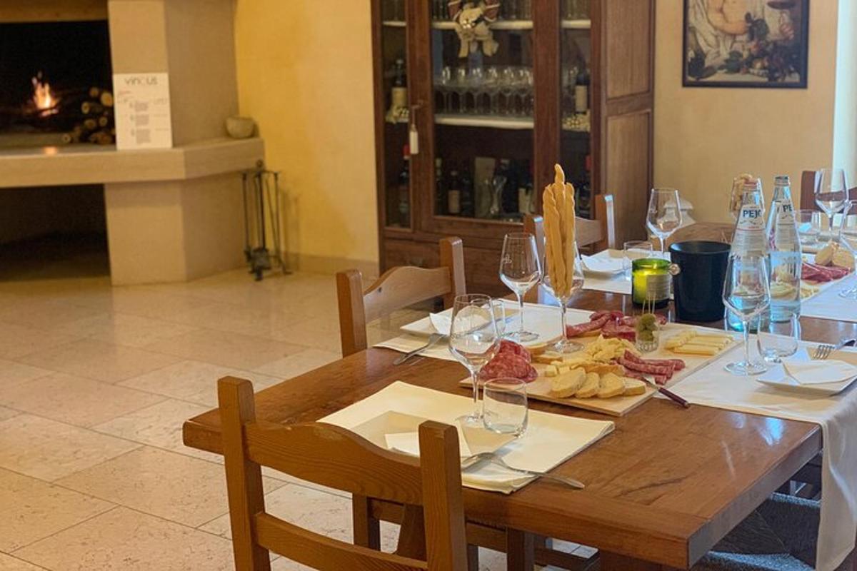 ένα ξύλινο τραπέζι με ποτήρια κρασιού και φαγητό πάνω του