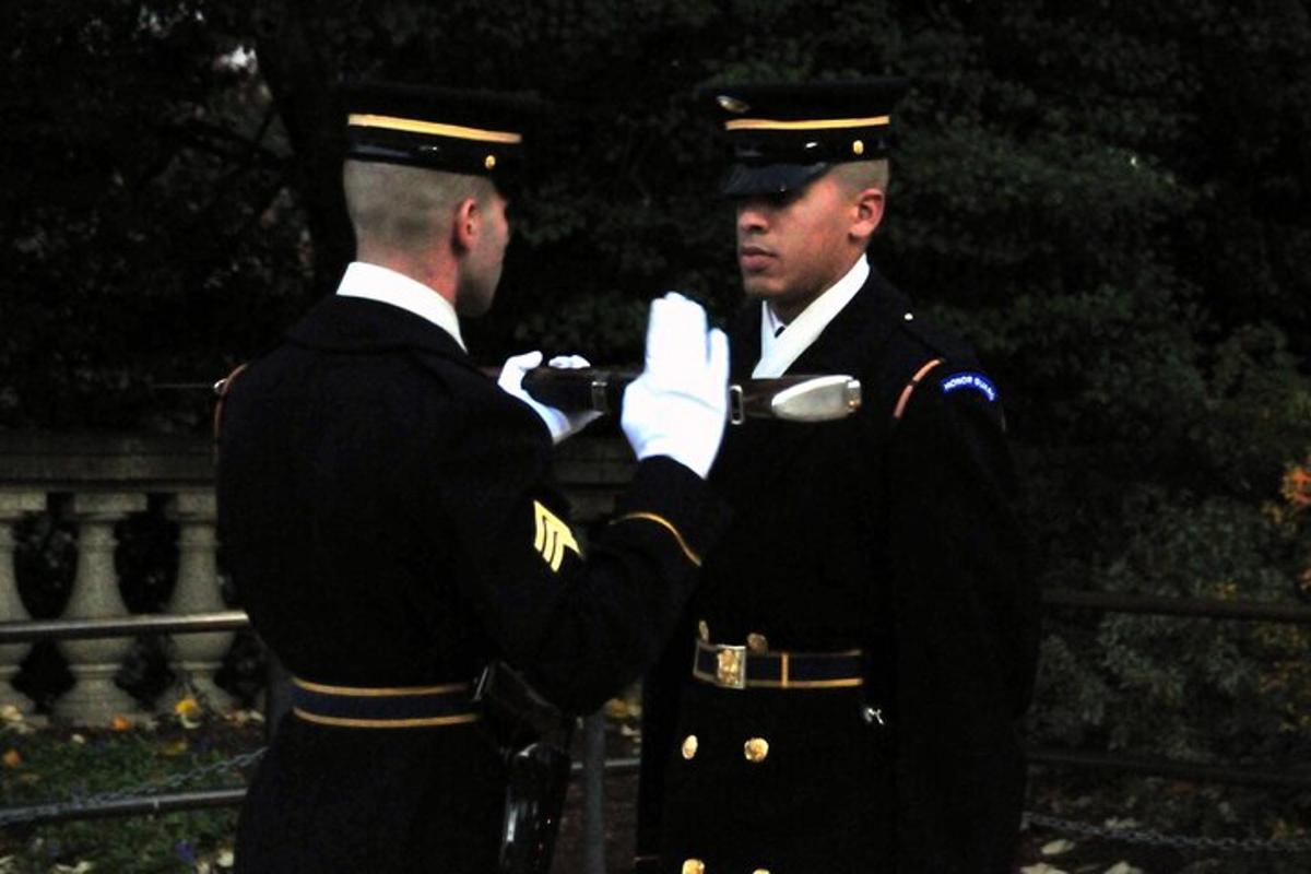 deux hommes en uniformes militaires debout l'un à côté de l'autre