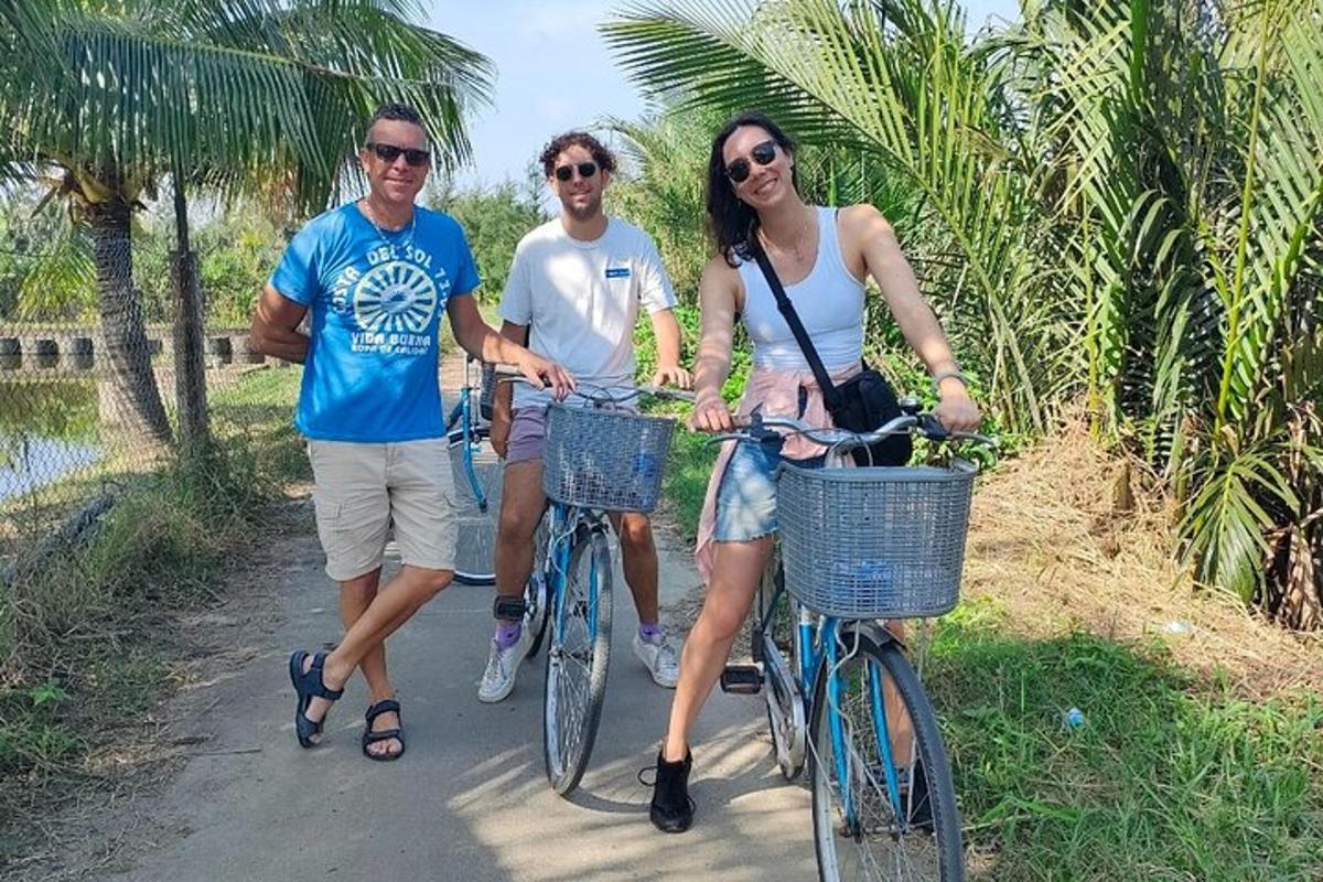 um grupo de três pessoas andando de bicicleta por um caminho