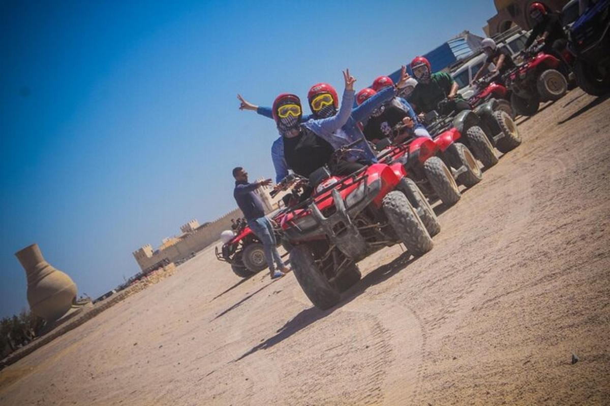 sekumpulan orang menunggang atv dalam barisan di padang pasir