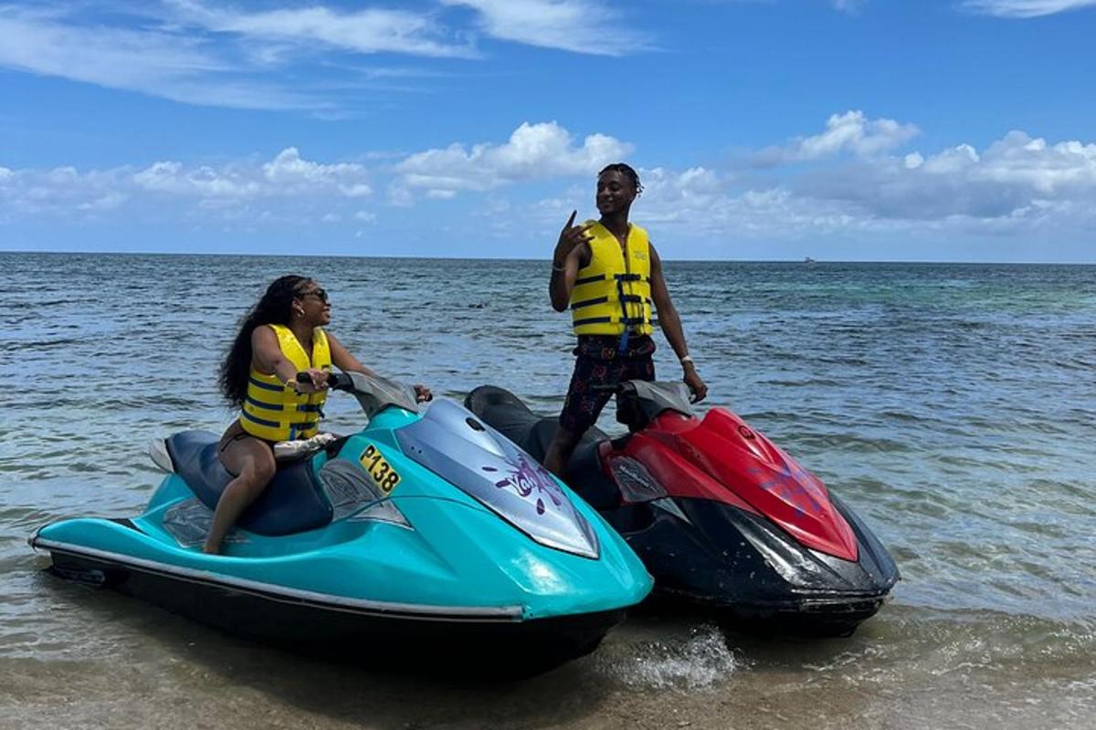 egy férfi és egy nő jetski-n a tengerparton