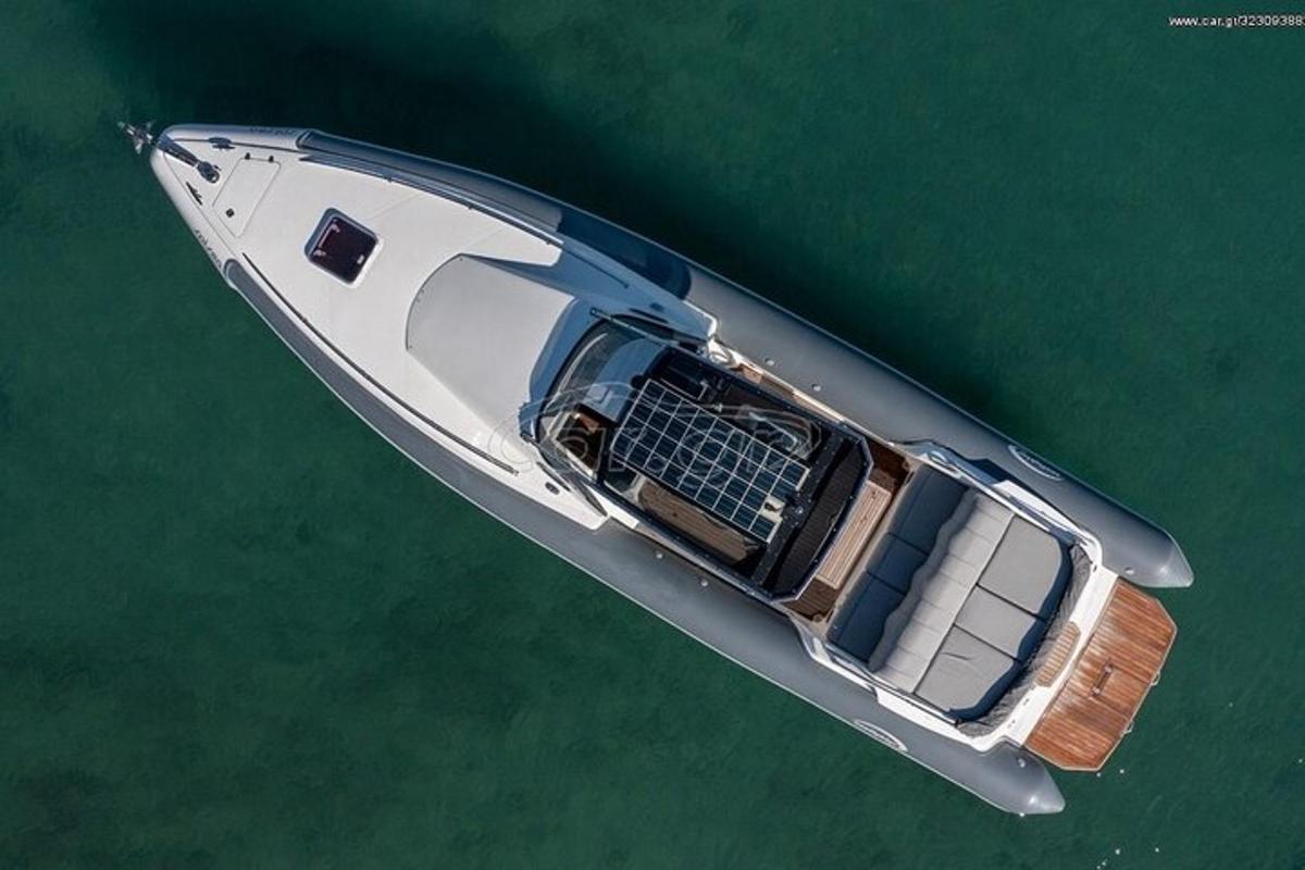una vista aérea de un barco en el agua