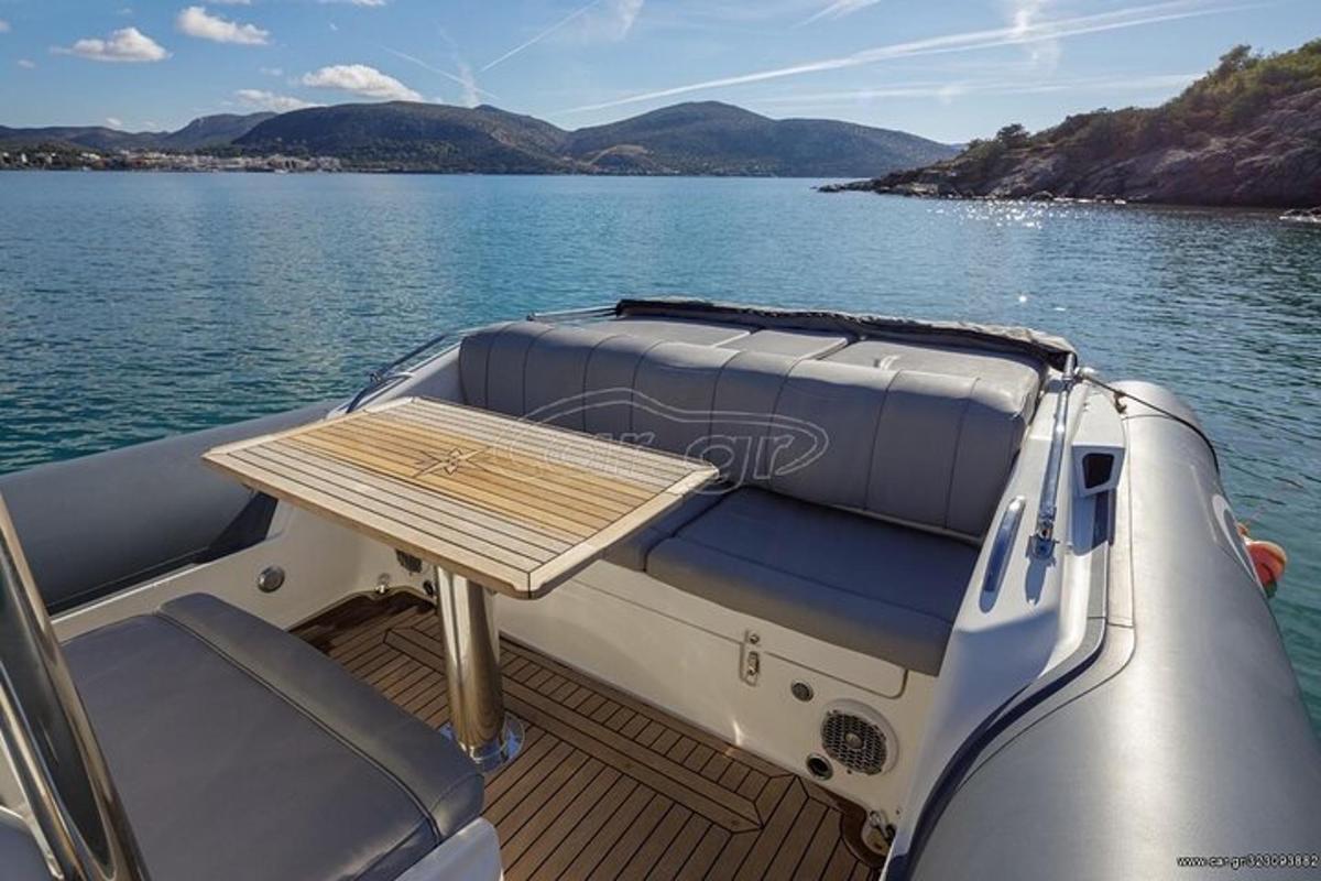 una mesa en la parte trasera de un barco en el agua