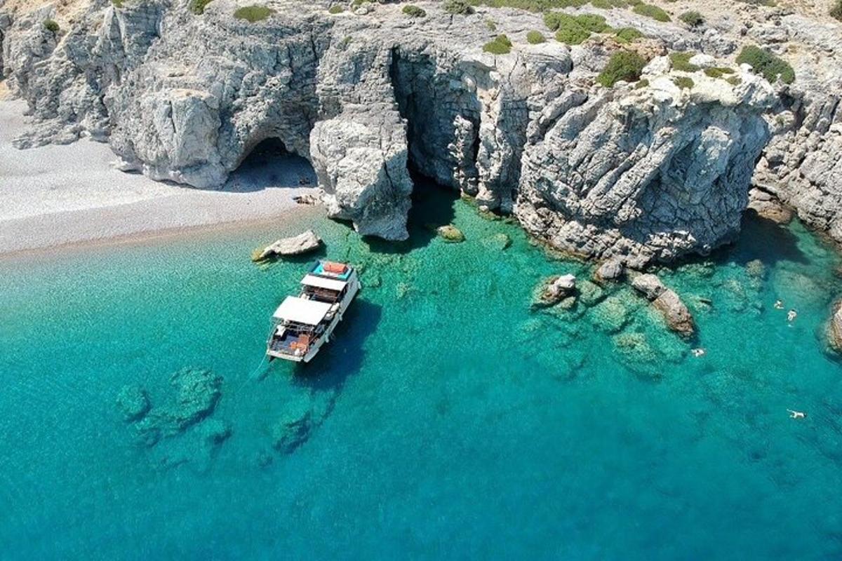 un barco en el agua junto a una playa