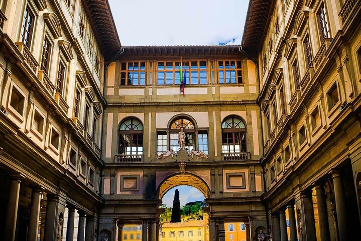 Un gran edificio con un arco en el medio.
