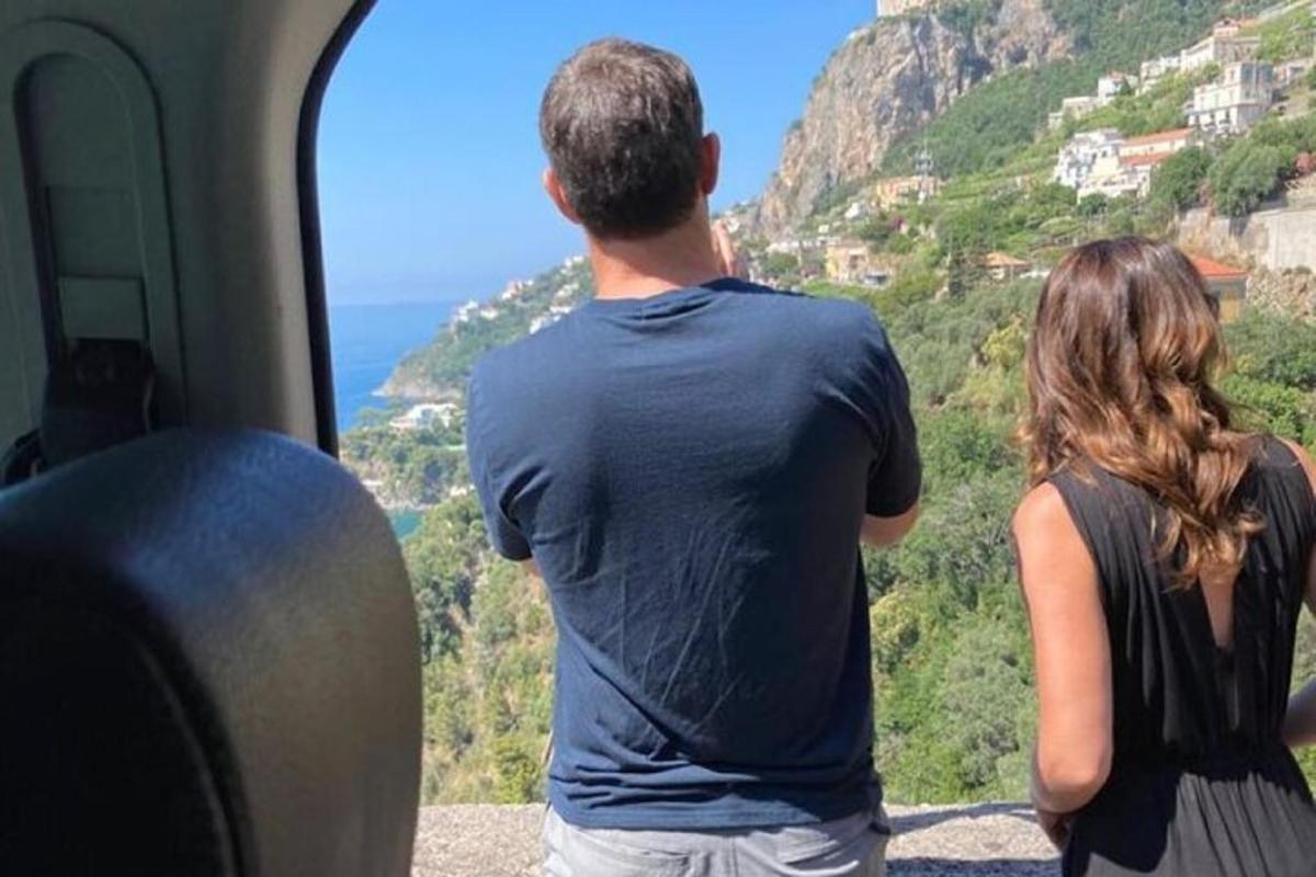 un uomo e una donna guardano fuori dal finestrino di un treno