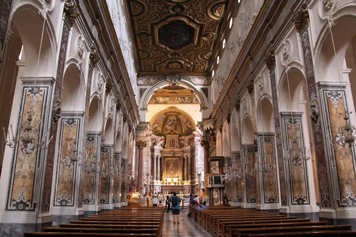 una grande chiesa con banchi e un grande altare