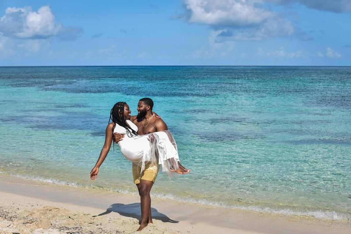 un uomo e una donna in piedi sulla spiaggia