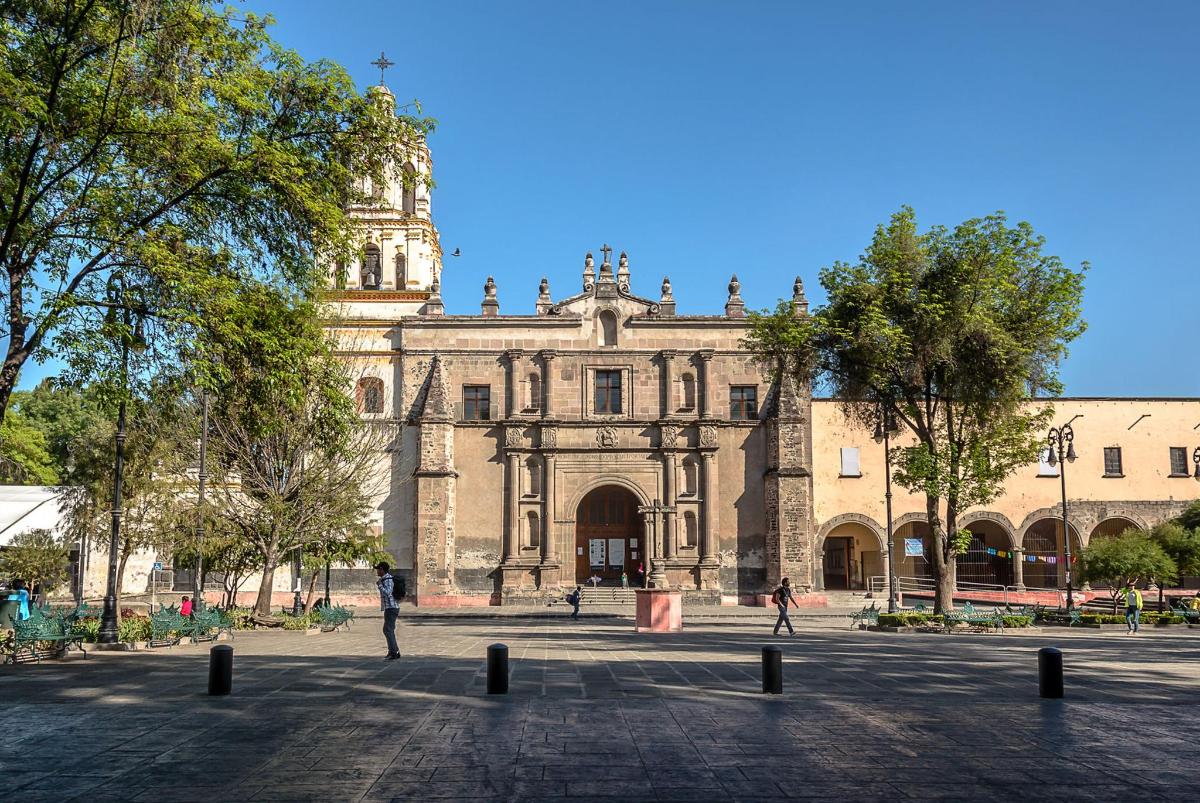 Un edificio antiguo con una torre encima.