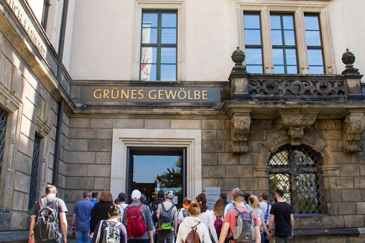 en gruppe mennesker som går utenfor en bygning