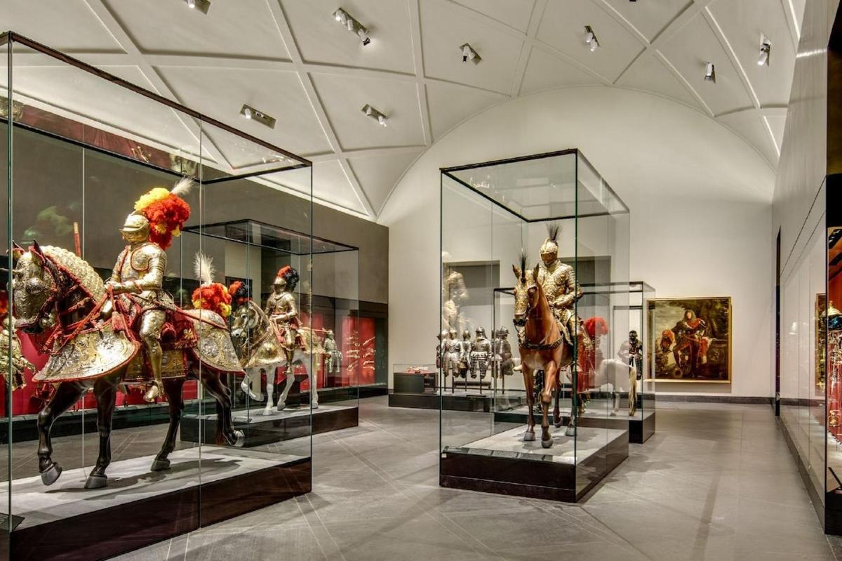 museo, jossa on useita lasivitriinissä olevia mannekiineja