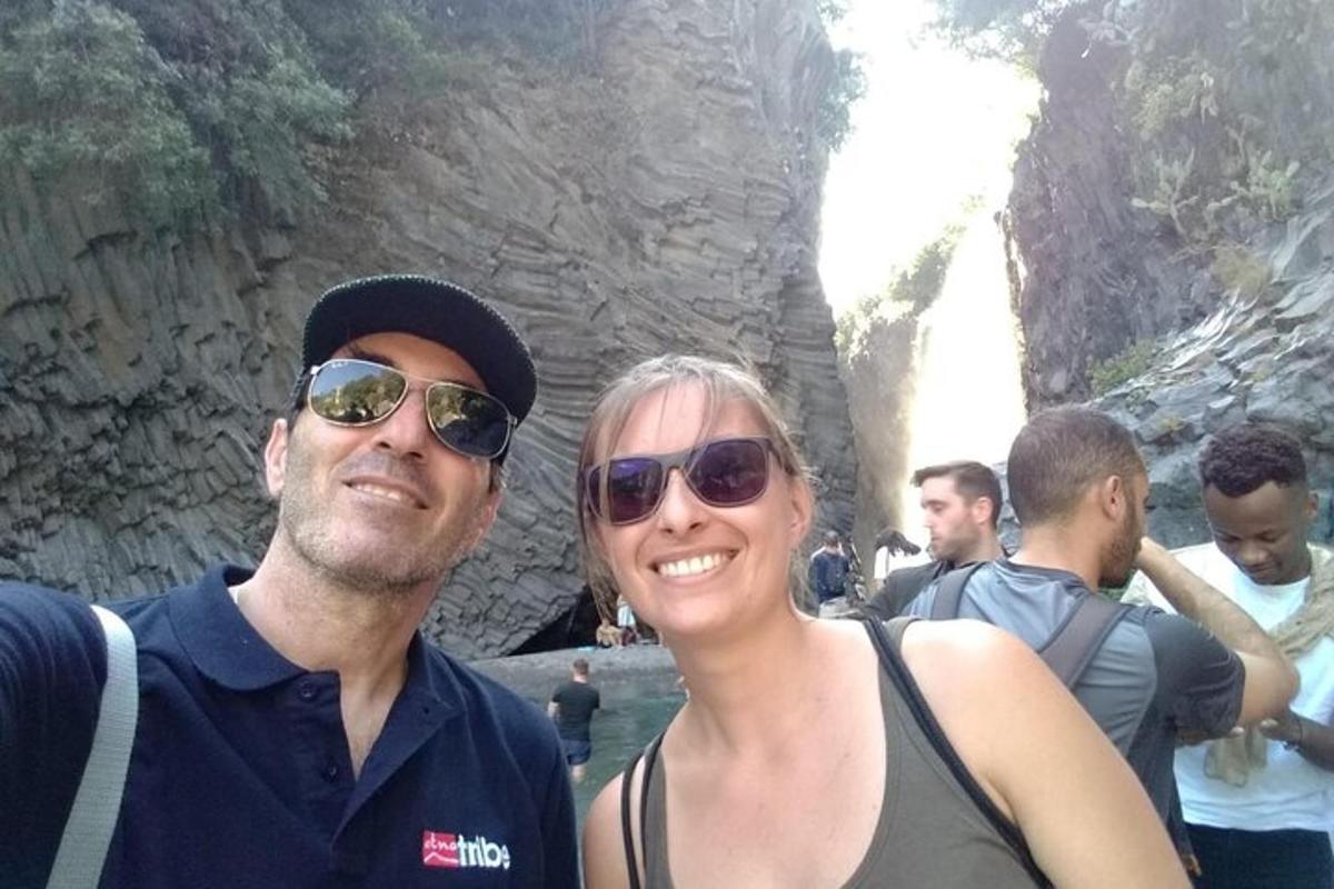 een man en een vrouw staan voor een waterval