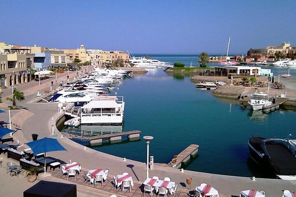 uma marina com barcos estacionados na água