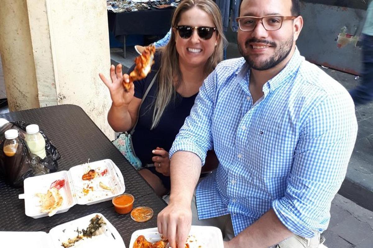 Un hombre y una mujer sentados en una mesa con comida.
