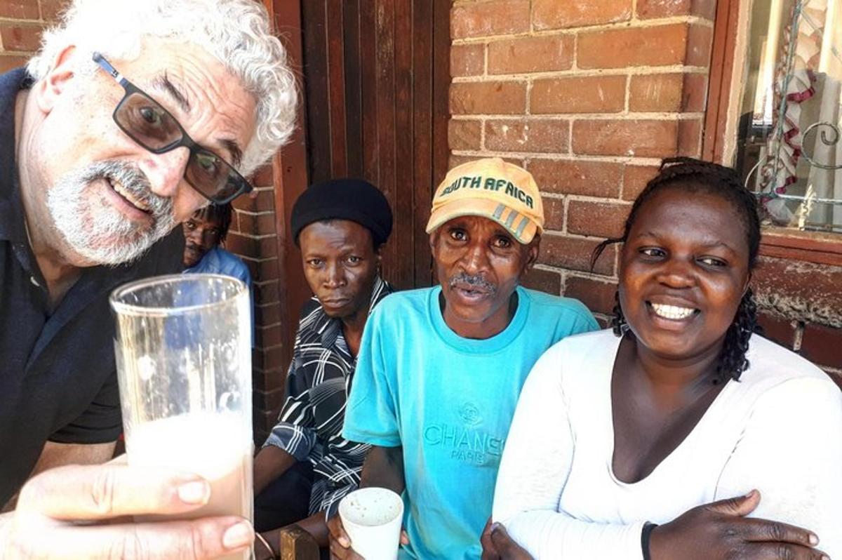 ein Mann und eine Frau betrachten ein Glas Milch