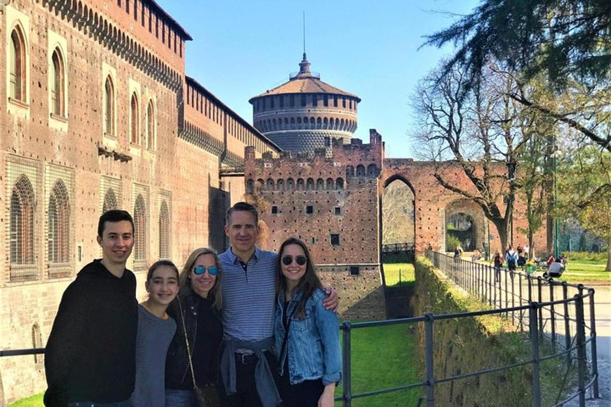 bir kalenin önünde duran bir grup insan
