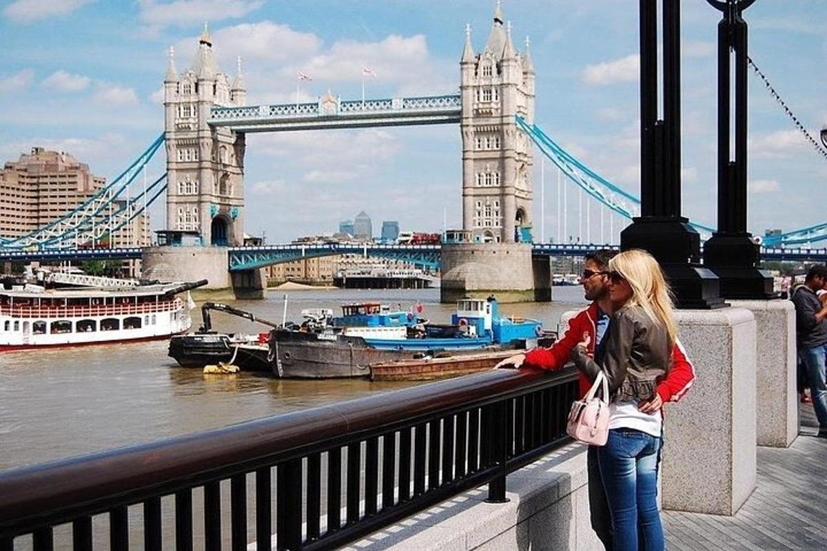 ženska, ki stoji na mostu z londonskim stolpom
