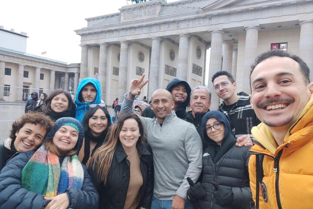 un gruppo di persone in piedi davanti a un edificio