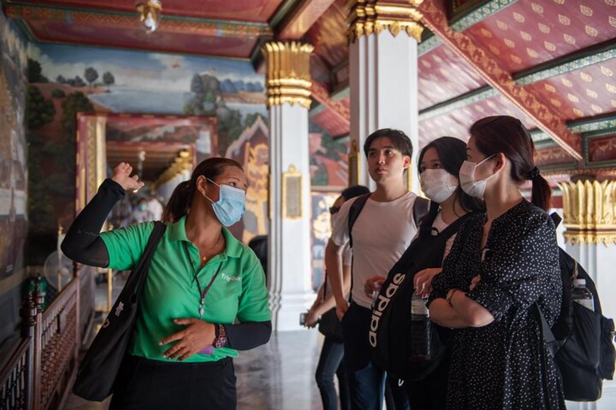 un grup de persones amb màscares en un museu