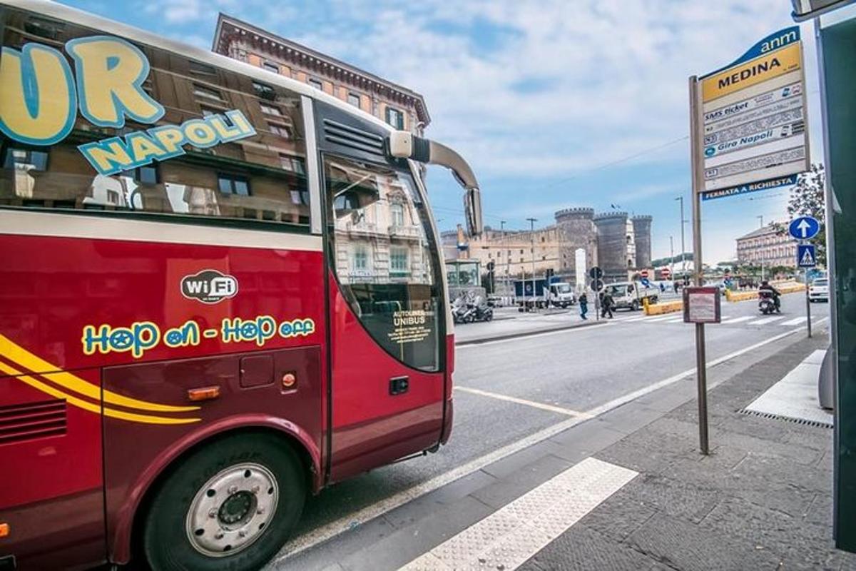 en rød buss parkert ved siden av en gate