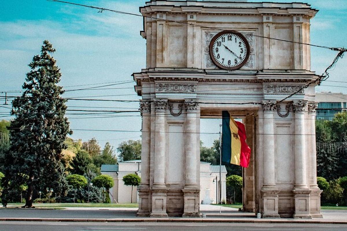 hodinová věž s vlajkou před budovou