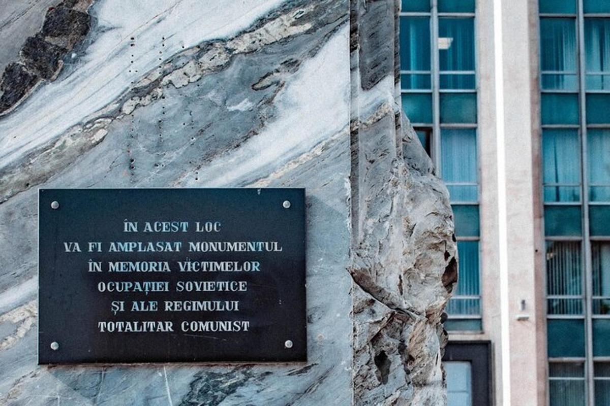 et skilt på siden av en bygning