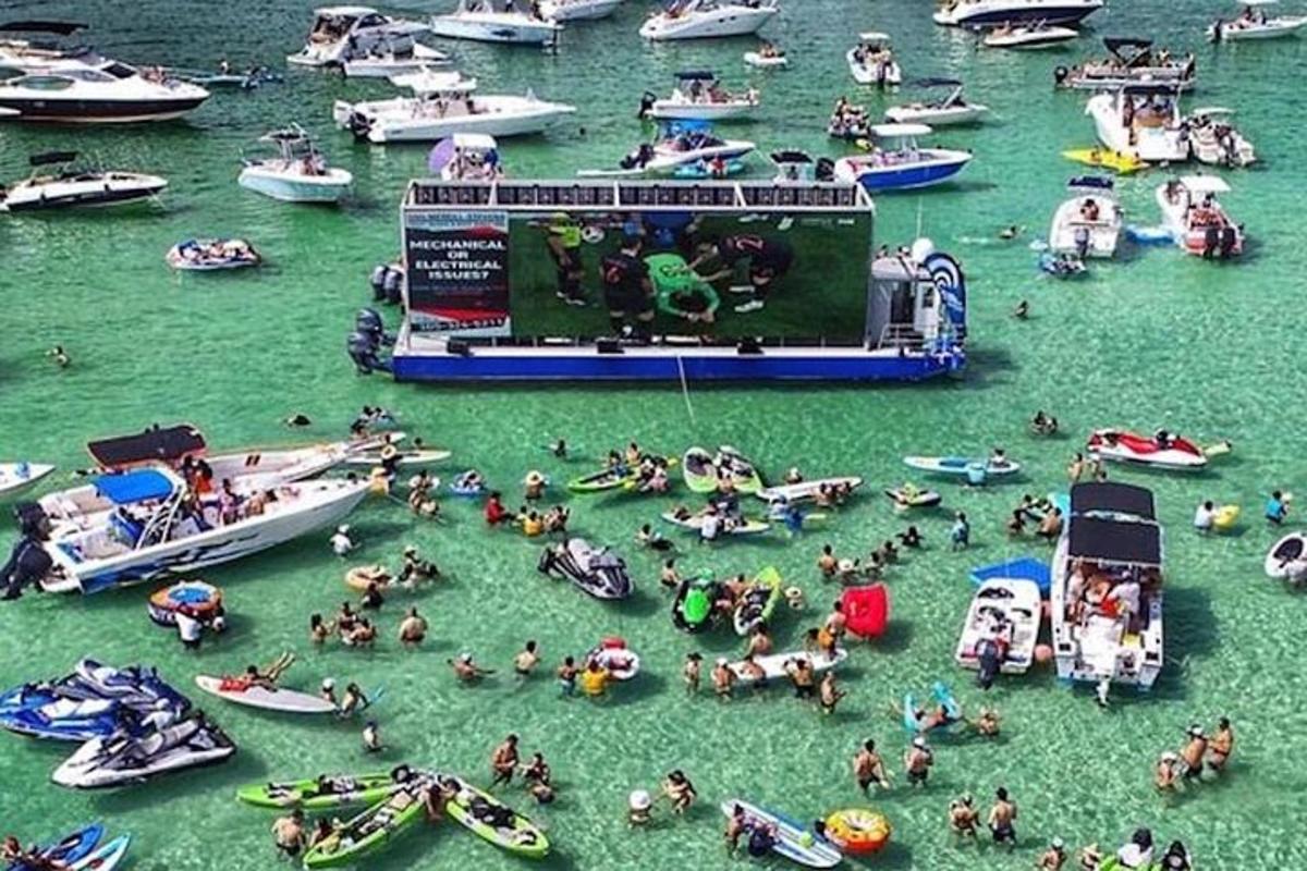 eine Gruppe von Menschen im Wasser in einem Wasserpark