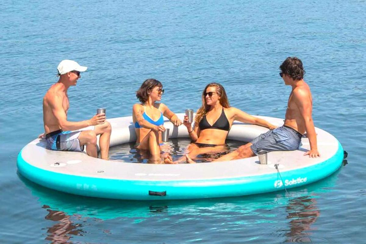 eine Gruppe von Menschen sitzt auf einem Floß im Wasser