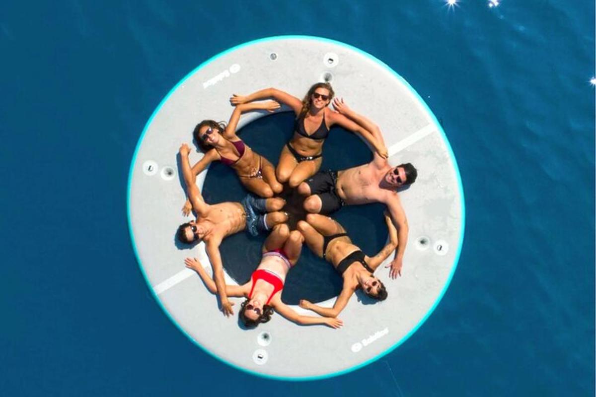 eine Gruppe von Männern und Frauen, die im Wasser liegen