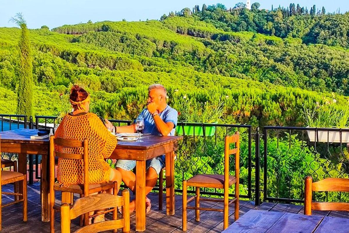 ένας άντρας και μια γυναίκα κάθονται σε ένα τραπέζι σε μια βεράντα