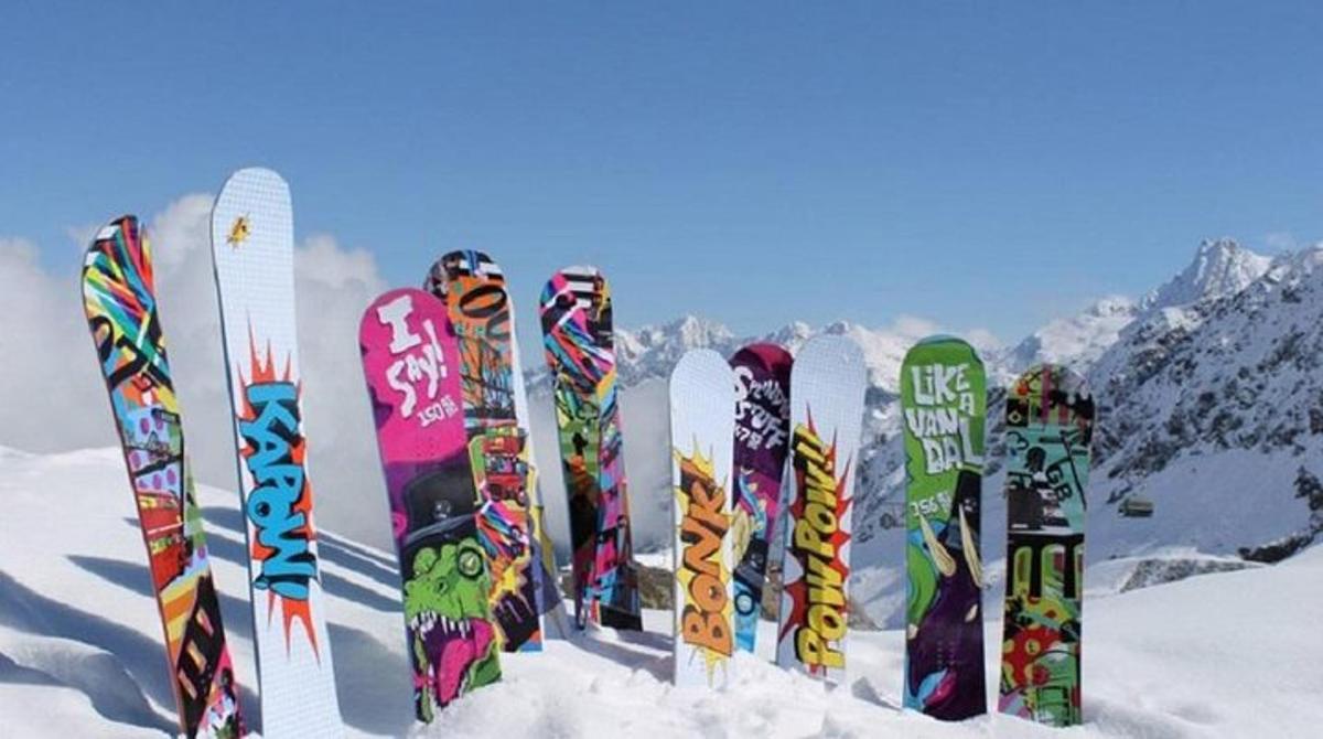 isang hilera ng mga snowboard ang nakahanay sa niyebe