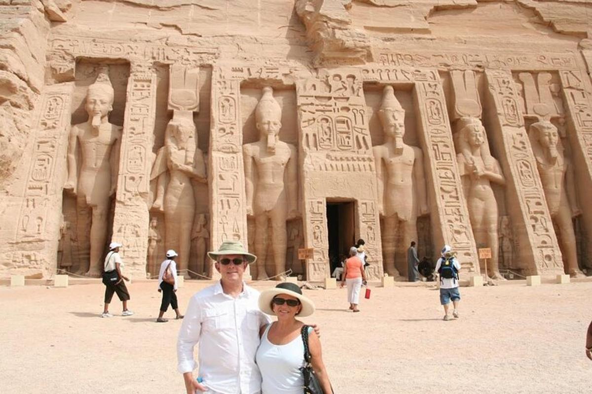 en mand og en kvinde står foran Abu Simbel