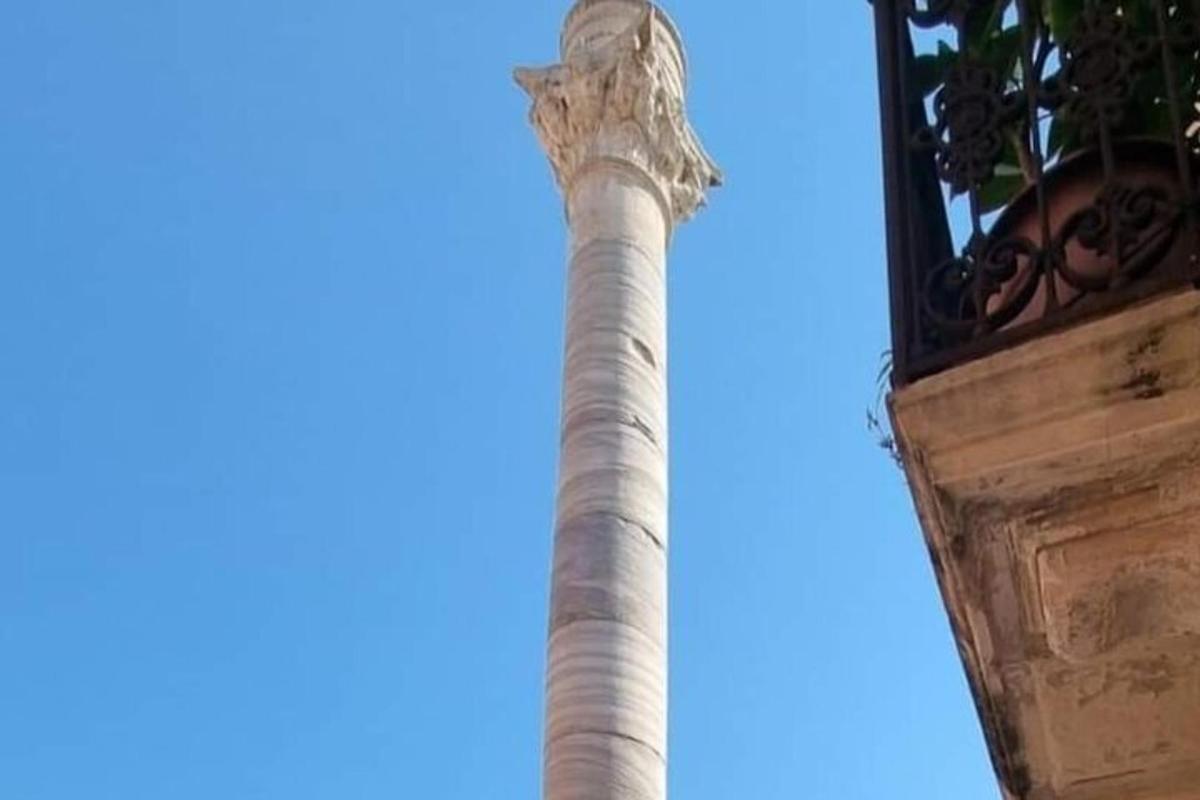 o coloană a unei clădiri cu cer albastru în fundal