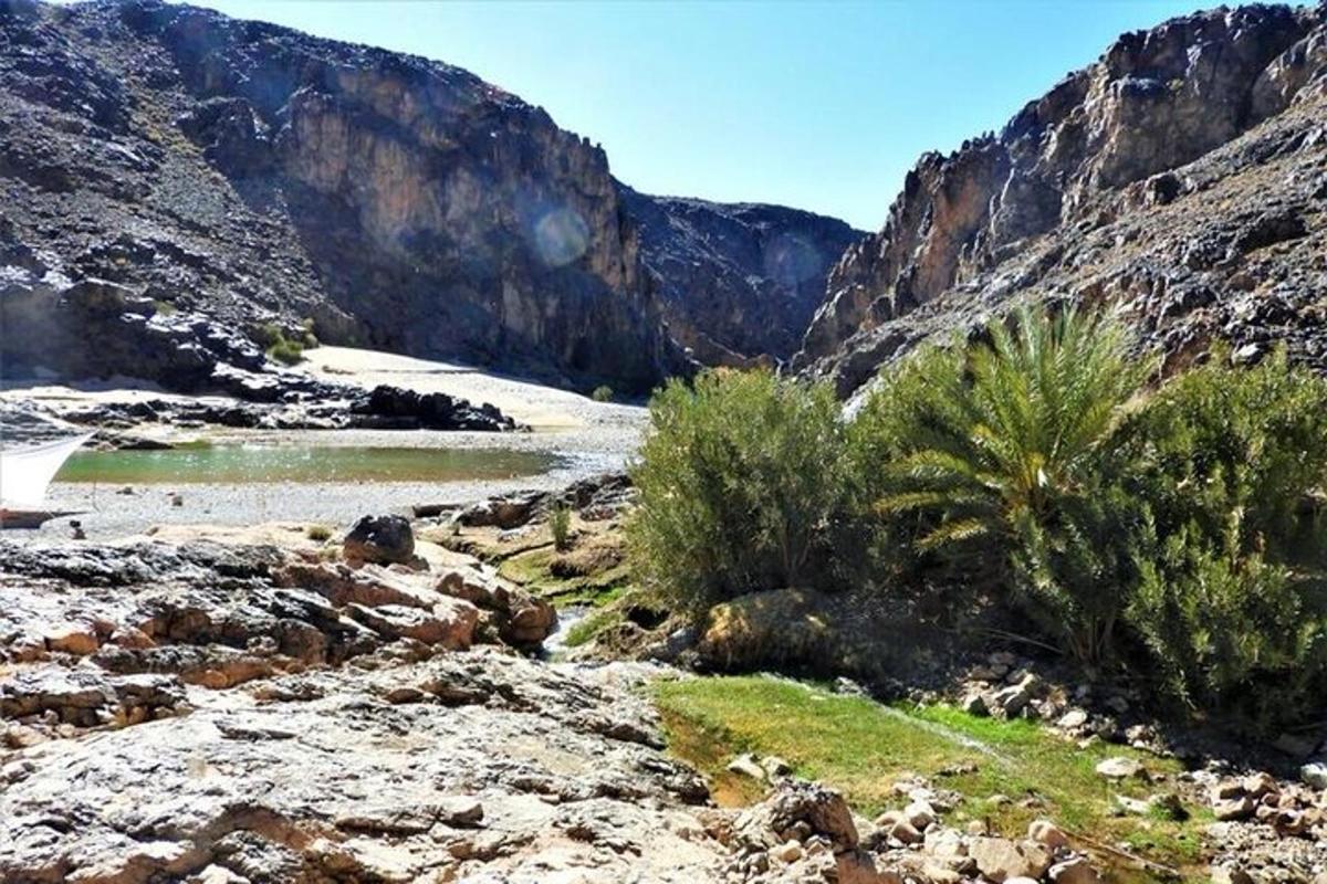 un río en medio de un cañón