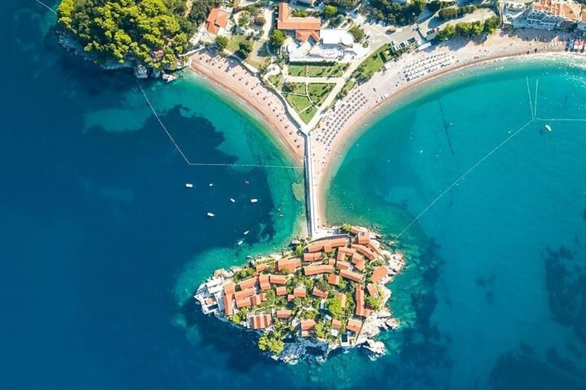 pemandangan udara pulau kecil di dalam air