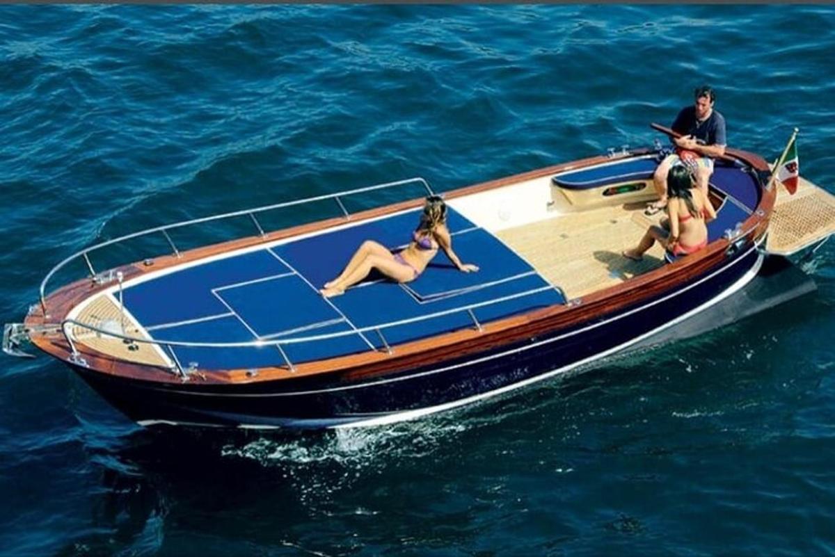 um grupo de pessoas em um barco na água