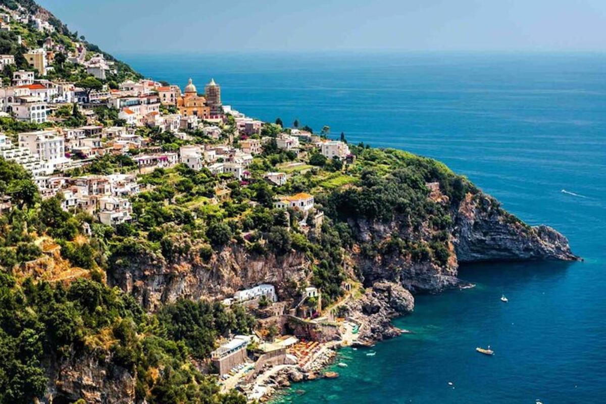 uma vila em uma colina com vista para o oceano