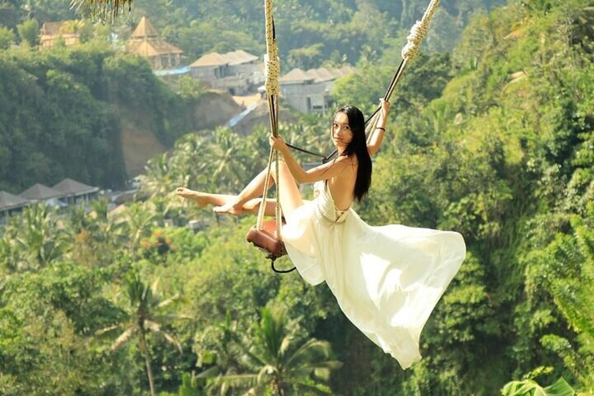 một người phụ nữ mặc váy đang đu trên xích đu dây