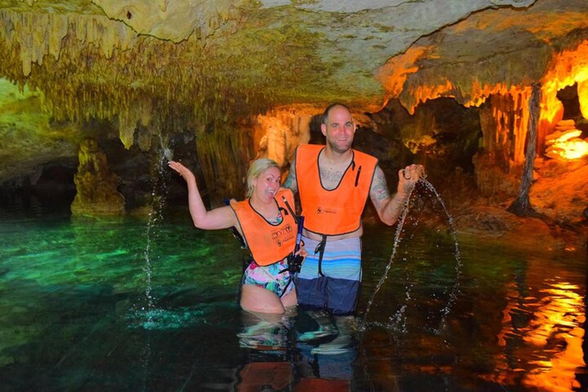 un home i una dona dempeus a l'aigua en una cova